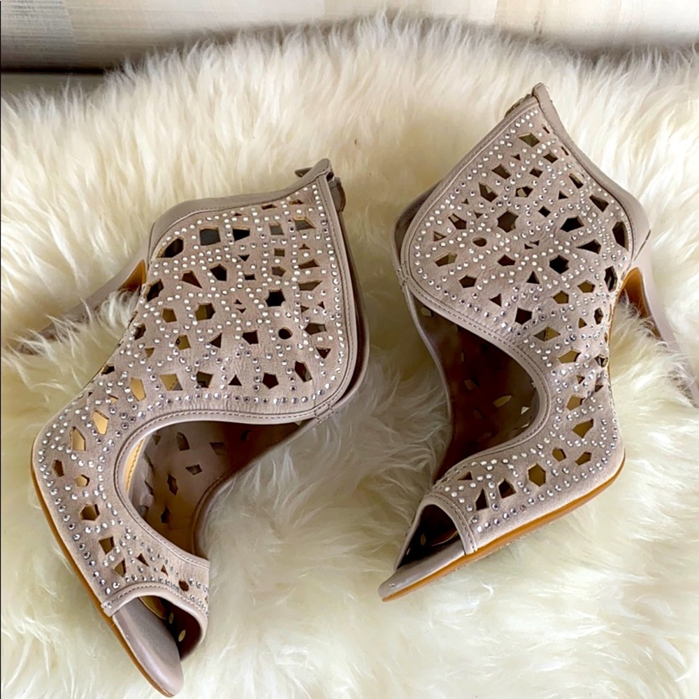Gianni Bini tan embellished heels size 9